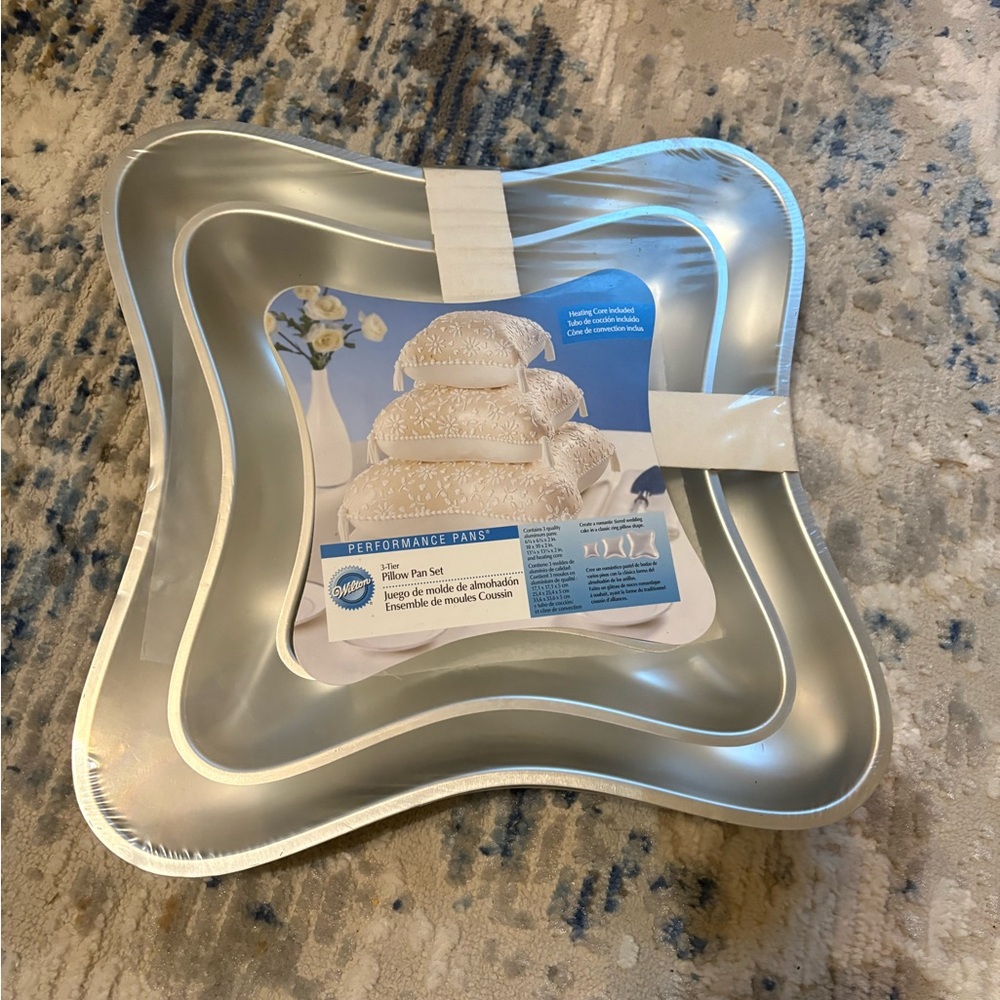 NEW Wilton Silver Pillow Pans Set